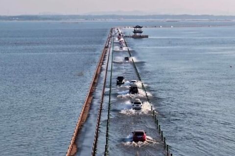 La réouverture de l’autoroute immergée de Chine, surnommée « La plus belle route sous l’eau » !