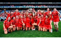 « Une fille avec un hurley à la main : la victoire des fans de camogie rebelles face à Galway ! »