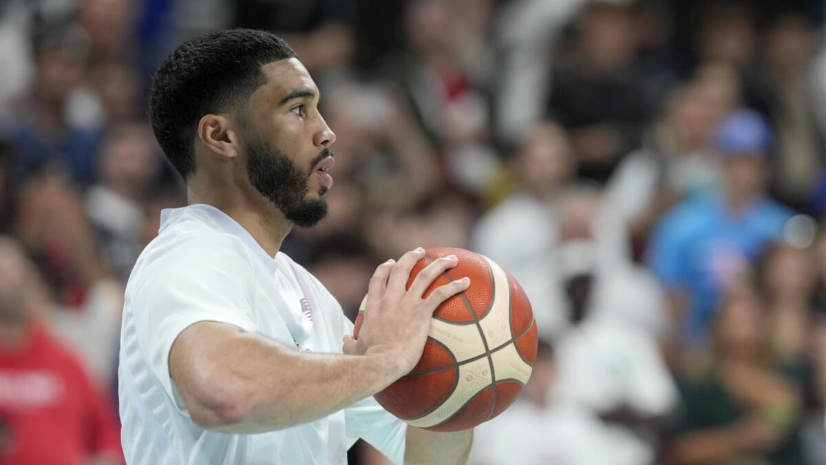 Bob Cousy Fustige le Coach de l’Équipe USA, Steve Kerr, pour son Utilisation de Jayson Tatum aux JO !