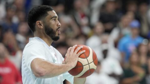 Bob Cousy Fustige le Coach de l’Équipe USA, Steve Kerr, pour son Utilisation de Jayson Tatum aux JO !