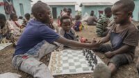 Les échecs : un avenir radieux pour les enfants déplacés du camp de réfugiés en Congo