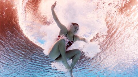 Alison Gibson, plongeuse de l’équipe américaine, réagit après un plongeon douloureux qui lui vaut un score de 0,0 !