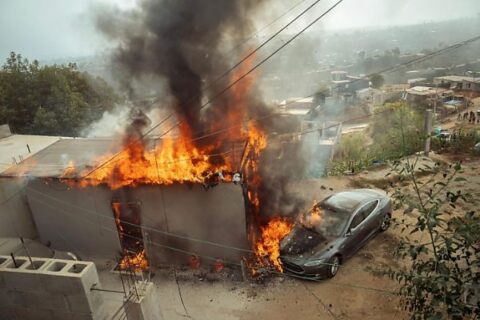 Vol d’électricité : Une Tesla Model S prend feu après que son propriétaire l’ait branchée directement sur une ligne électrique !