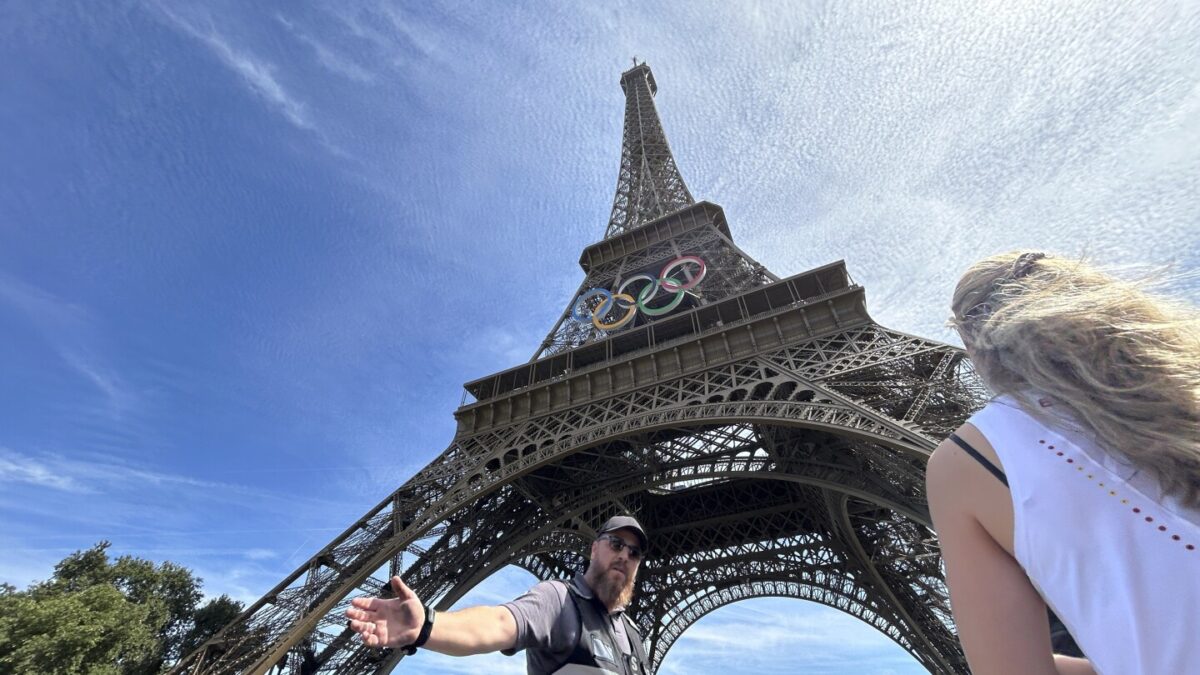 Un homme escalade la Tour Eiffel, provoquant une évacuation avant la cérémonie de clôture !