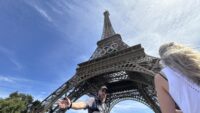 Un homme escalade la Tour Eiffel, provoquant une évacuation avant la cérémonie de clôture !