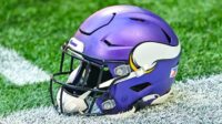 Les Vikings du Minnesota accueillent une légende du football lors de leur entraînement nocturne annuel !