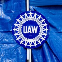 L’UAW Porte Plainte Fédérale Contre Donald Trump et Elon Musk pour Avoir Tenté de « Menacer et Intimider les Travailleurs »