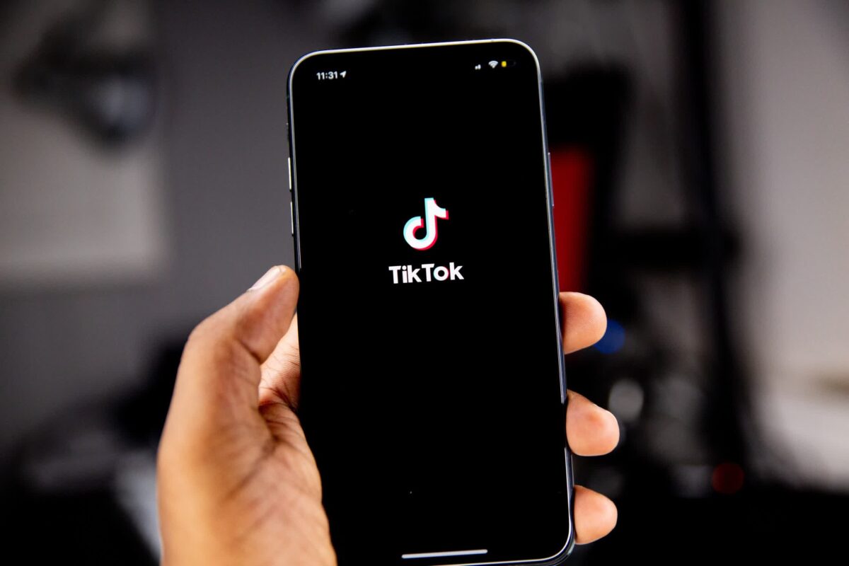 TikTok diffuse des alertes de fausses nouvelles sur Taylor Swift et Shohei Ohtani en mode « Urgent » !