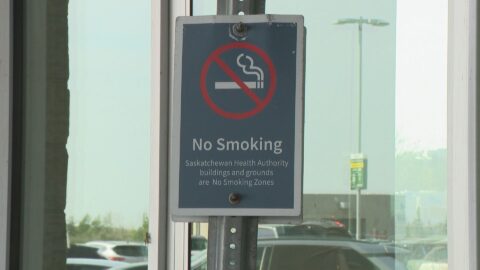 Un père de Saskatoon inquiet face aux fumeurs près des portes de l’hôpital