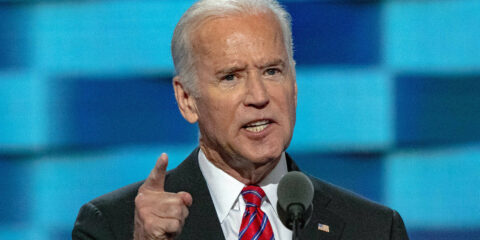 Biden s’efforce de percer le brouillard de confusion engendré par les astuces trompeuses du service client