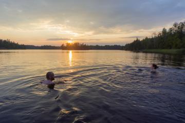 Alerte de la RNLI : Attention aux Britanniques qui envisagent de se baigner dans les lacs et rivières cet été !