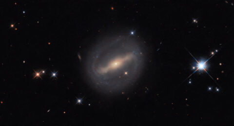 Hubble Capture une Image Éblouissante d’une Galaxie Spirale Barrée !