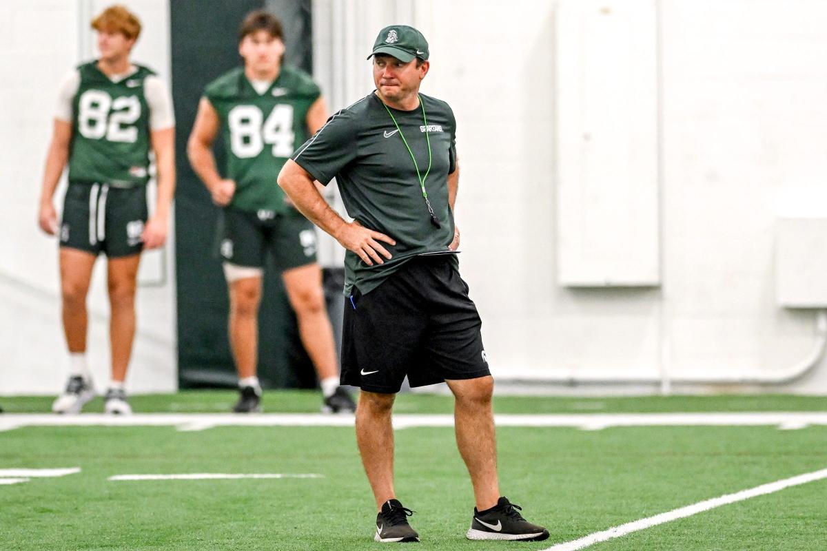 Jonathan Smith, entraîneur de football à MSU, s’illustre sur le court avec la star du tennis Ozan Baris !