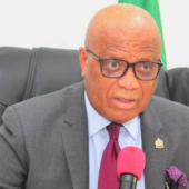 Le Gouverneur d’Akwa Ibom, Umo Eno, entrave l’enquête policière sur le président du comité de transition d’Eket, Ikott, accusé de falsification de son diplôme de l’Université de Calabar – Selon des sources