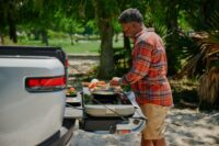 Rivian dévoile une cuisine de camping compacte à 1 400 $, cinq ans après sa première démonstration !