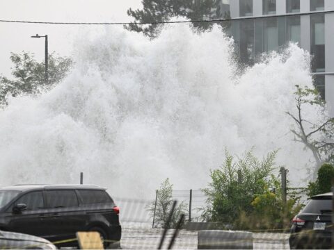 Inondations spectaculaires : des maisons submergées après une rupture de conduite d’eau près du pont Jacques-Cartier