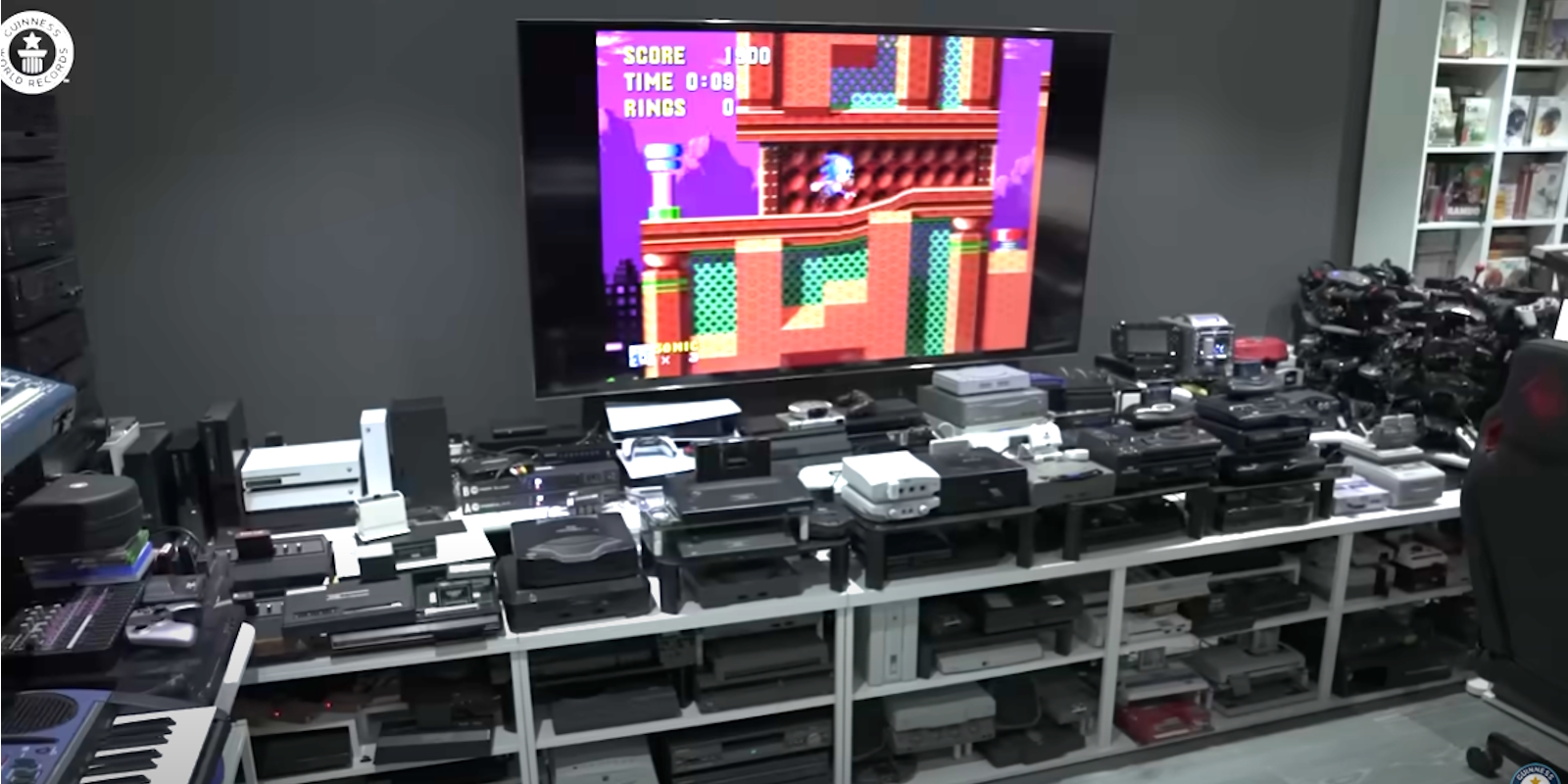 Un joueur bat le record du monde en connectant 444 consoles à une seule télévision !