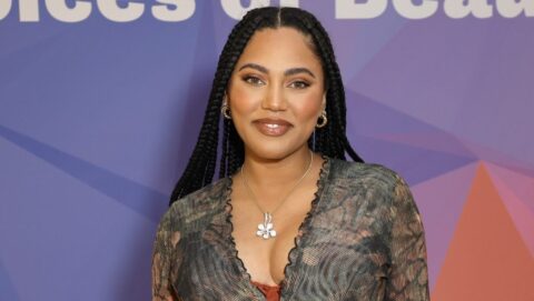 Ayesha Curry rayonne de bonheur et qualifie son séjour à Paris d’« incroyable » malgré un incident policier avec son nouveau-né