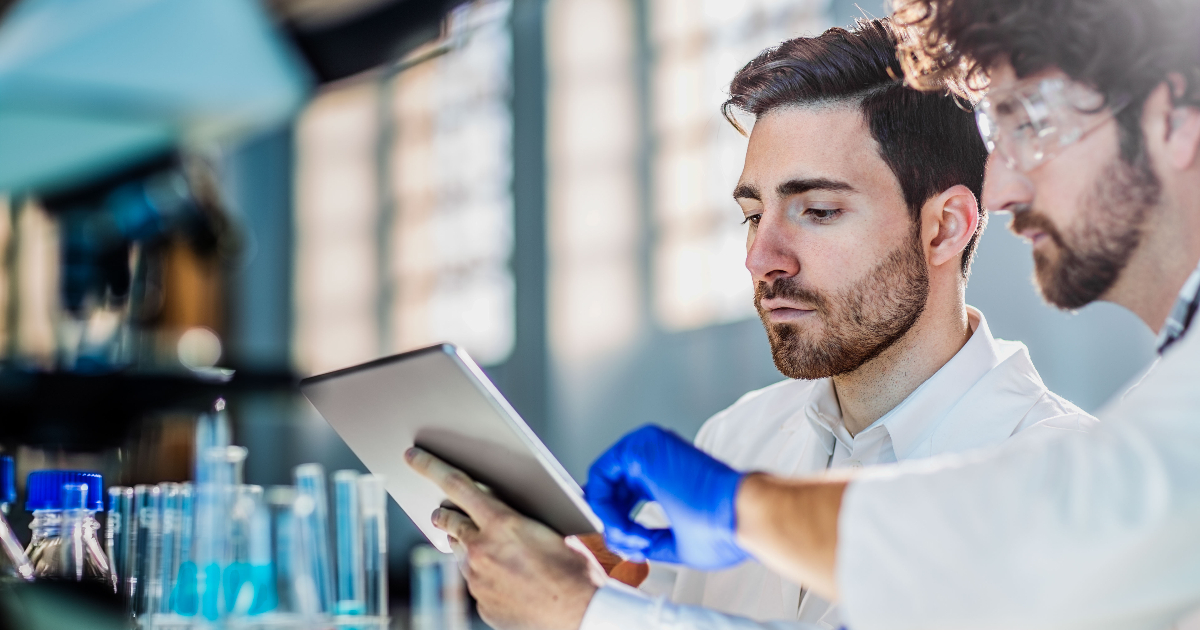 L’IA et l’automatisation : un souffle d’air frais pour les travailleurs de laboratoire surmenés !