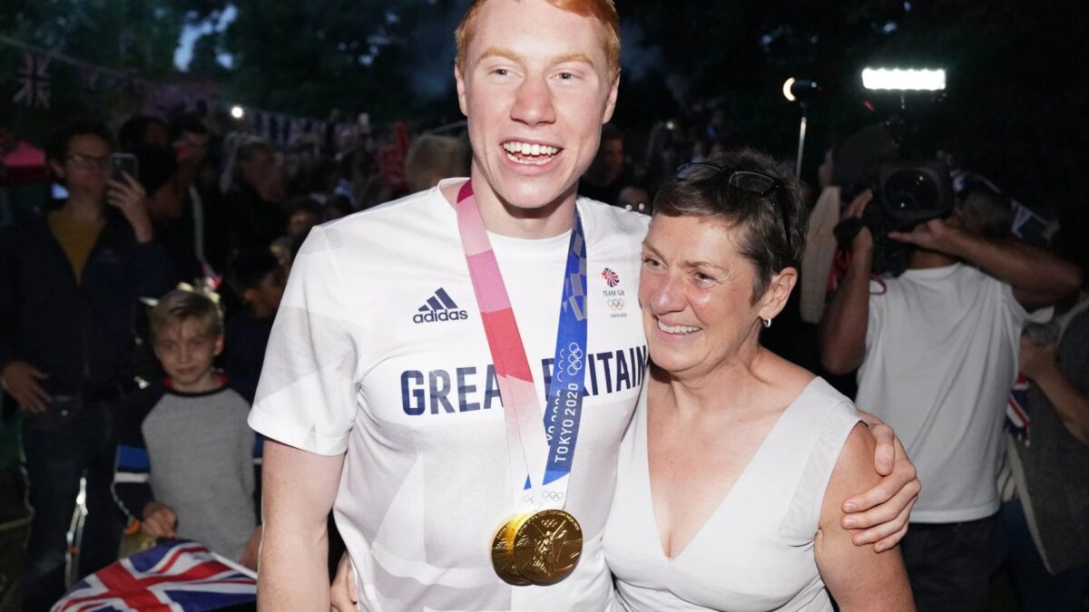 La mère de Tom Dean, le nouveau candidat de Strictly, révèle que l’Olympien a pris des cours de danse et a « remporté un concours de danse à la Strictly » dans sa jeunesse !