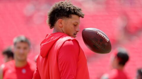 La passe astucieuse de Patrick Mahomes à Travis Kelce : un jeu surprise des Chiefs pour un premier down en présaison !