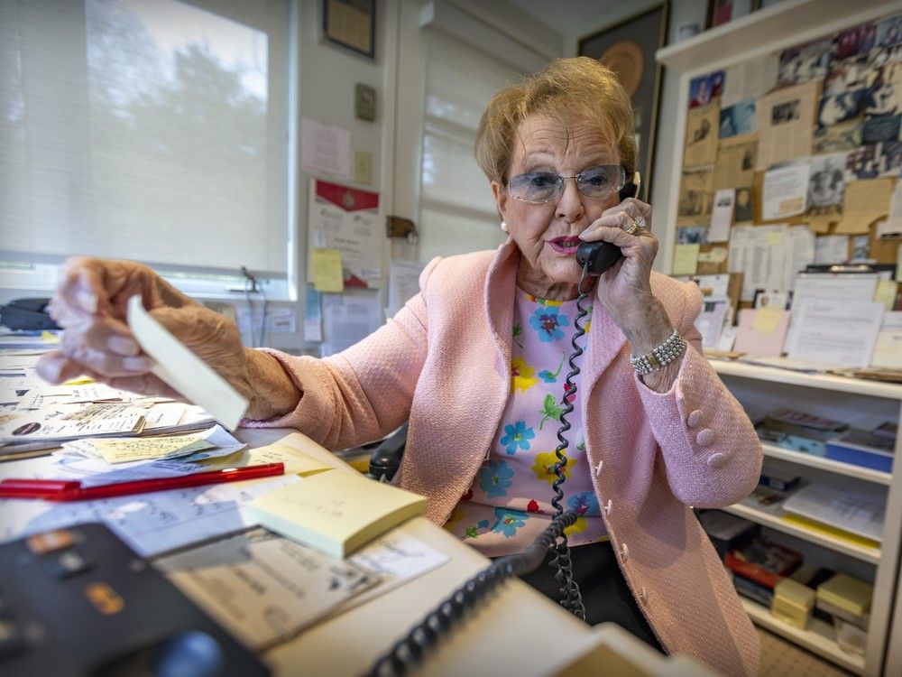 actualité Fondatrice de Hope & Cope, Sheila Kussner au téléphone.