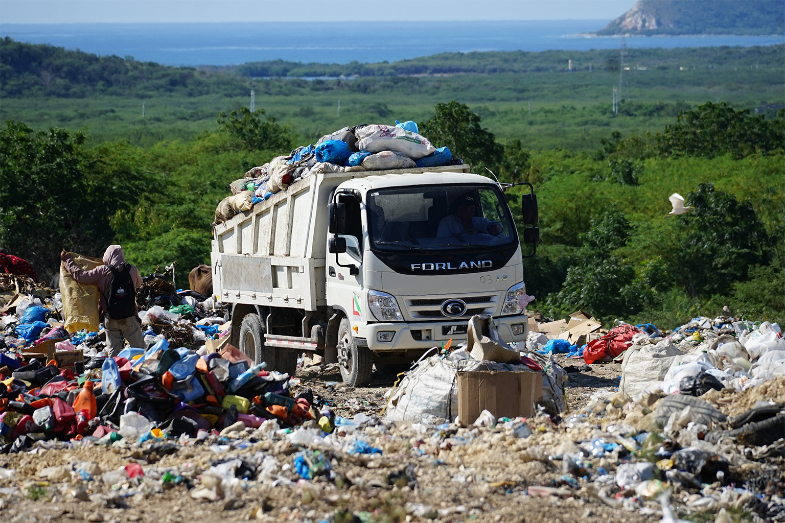 Une décharge avec vue sur la plage à Azua, République Dominicaine.