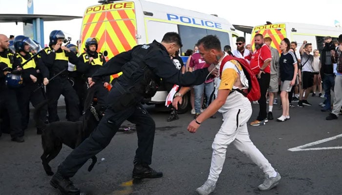 actualités Un policier arrêtant un manifestant. — AFP/file