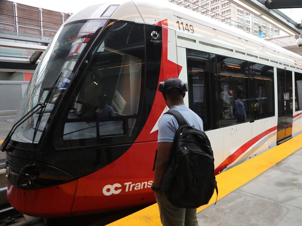 médecine Une photo d'archive d'août 2023 d'un train LRT d'Ottawa à la station Tunney's Pasture.