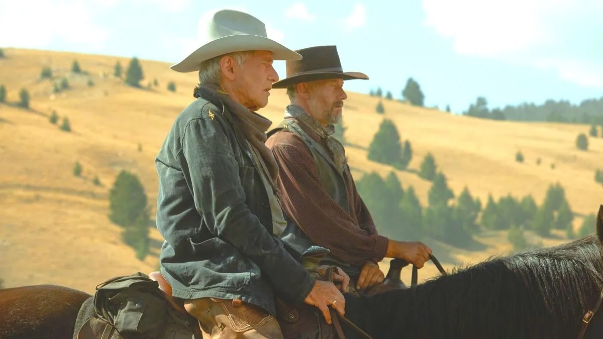 Deux cowboys regardent l'horizon dans 1923.