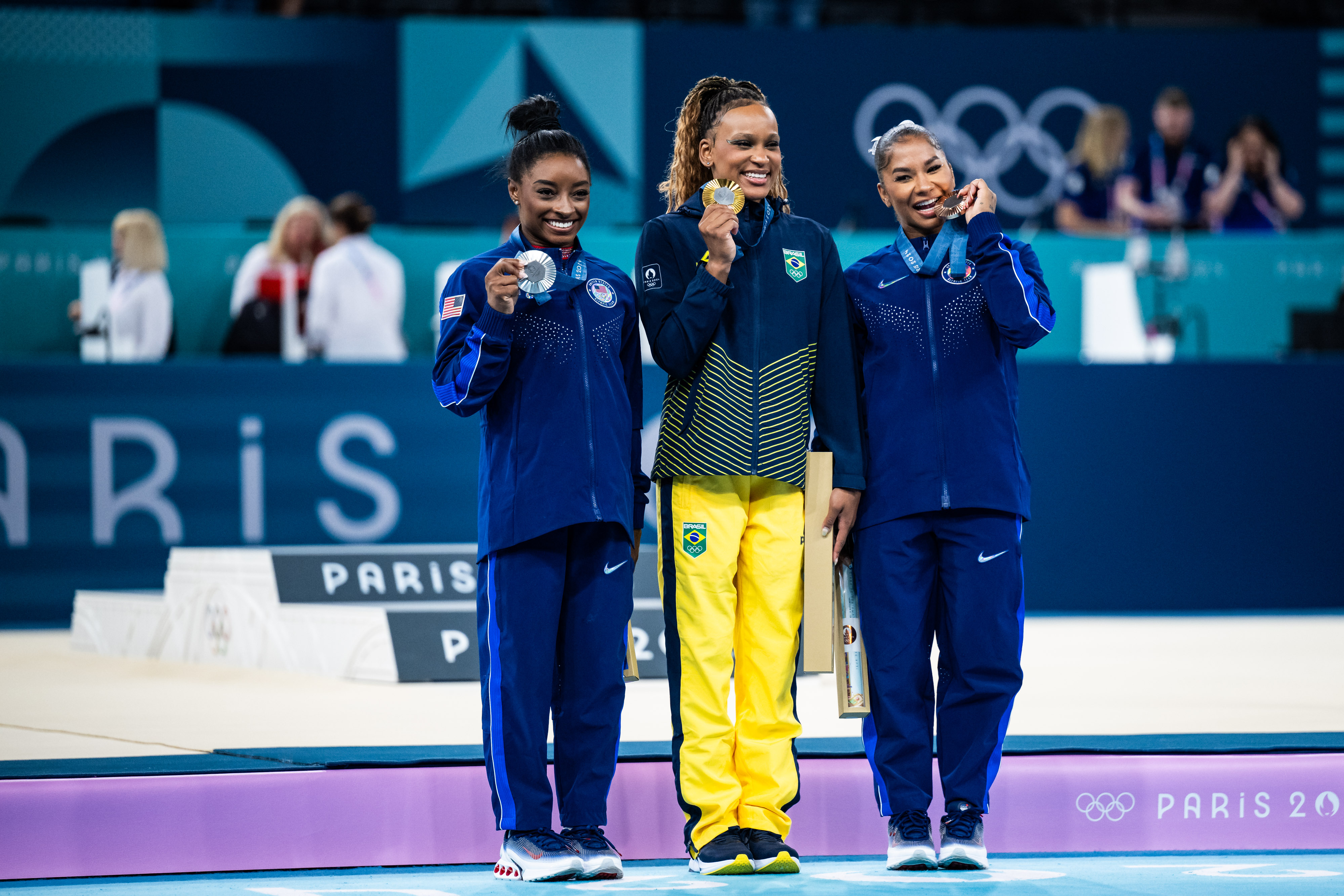 Célébration des médaillées lors de la finale du sol féminin aux JO de Paris 2024.