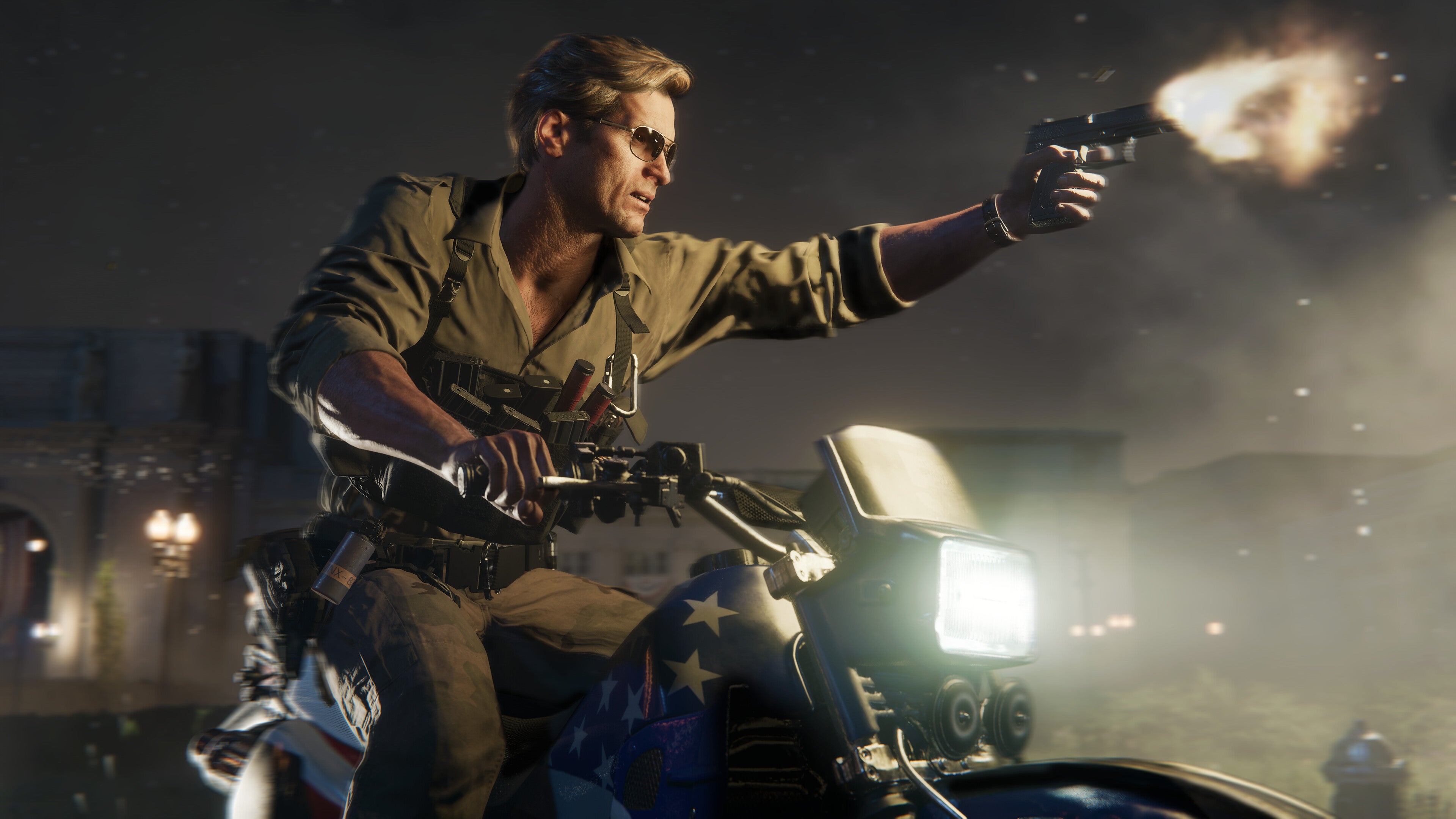 Image d'un personnage de Black Ops 6 tirant avec un pistolet tout en conduisant une moto la nuit