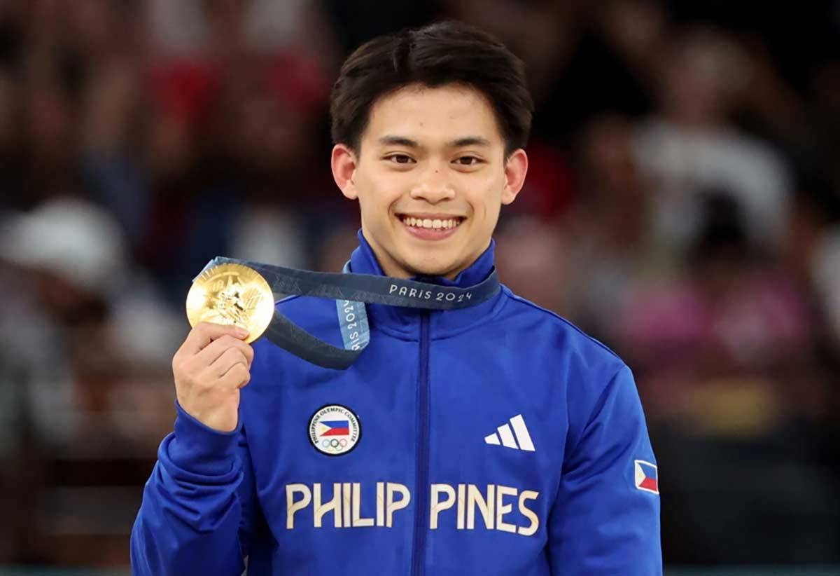 Carlos Edriel Yulo, médaillé d'or, sur le podium de la finale du saut de cheval lors des compétitions de gymnastique artistique aux Jeux Olympiques de Paris 2024, au Bercy Arena, Paris, France, 04 août 2024. EPA-EFE/YAHYA ARHAB