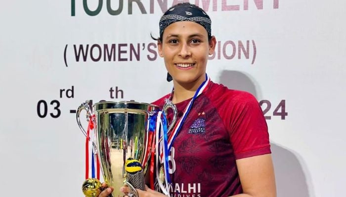 Azra Farooq posant avec le trophée des gagnants au tournoi de volleyball Kings Cup aux <a href=