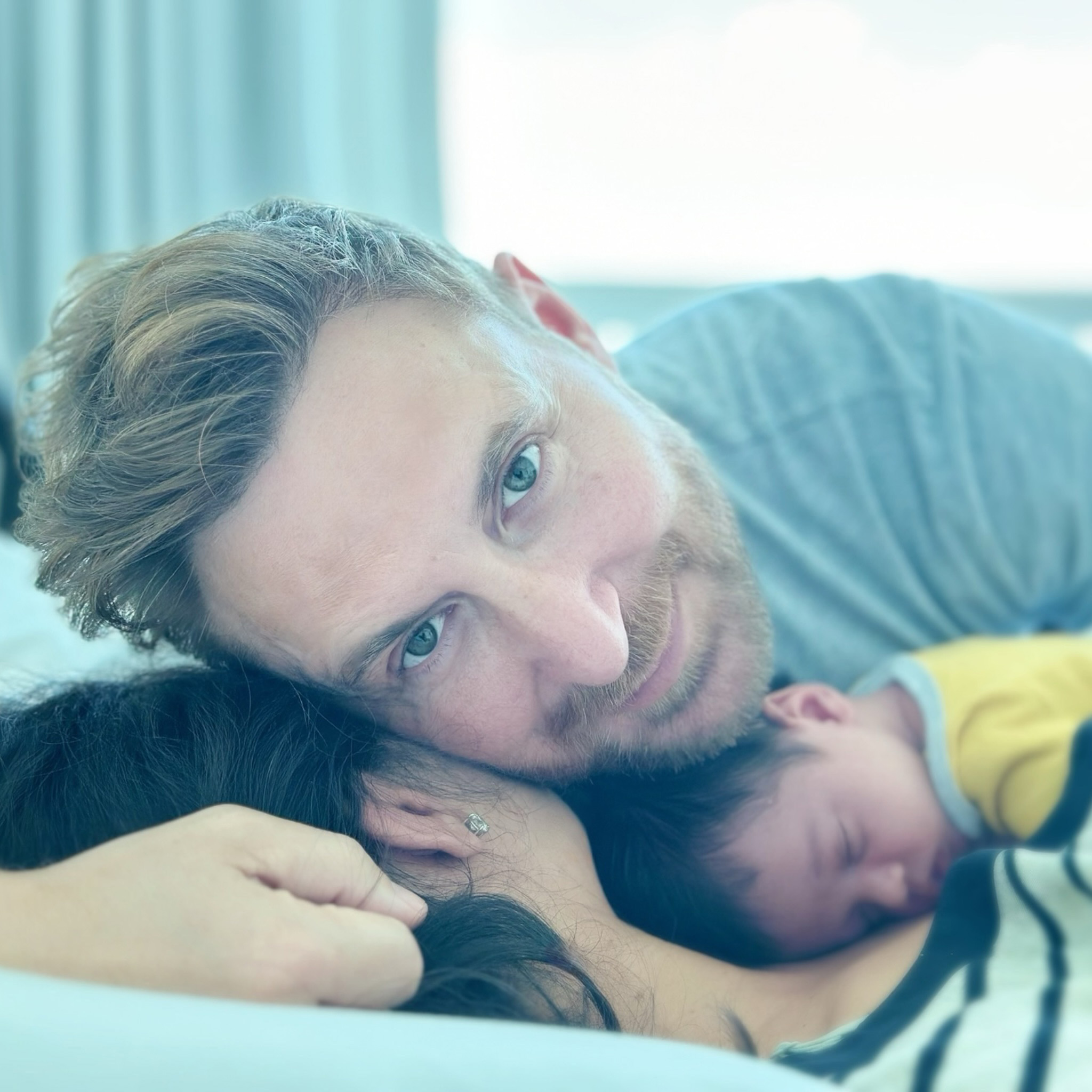 David Guetta avec son nouveau-né et sa petite amie.