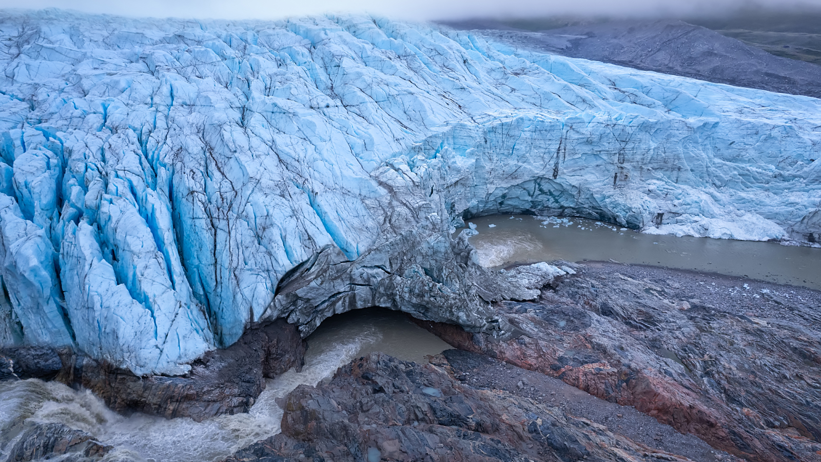 science Vue aérienne du glacier Russell près de Kangerlussuaq au coucher du soleil, vue de face du sommet du glacier