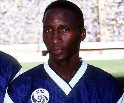 sport L'ancien milieu de terrain de Jomo Cosmos, Lebogang Morula (56 ans)