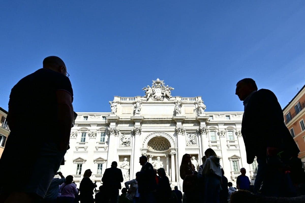 Touristes visitant la Fontaine de Trevi à <a href=