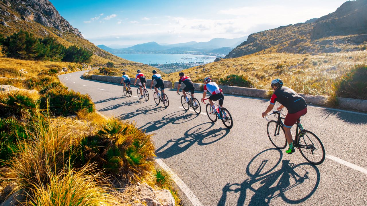 Cyclistes descendant un col de montagne