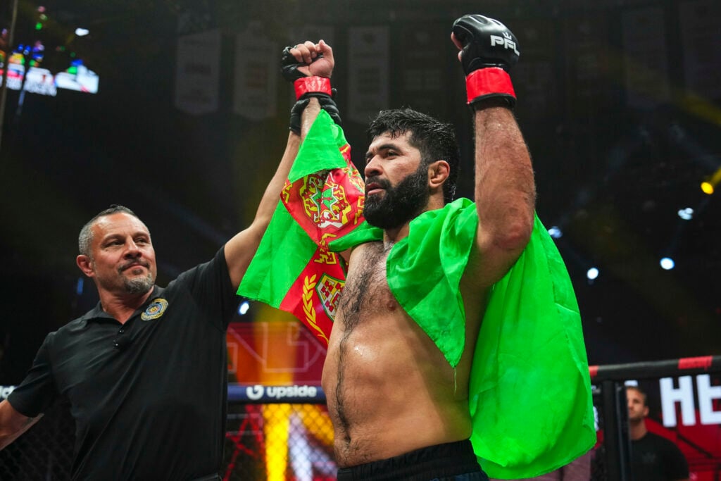 Dovlet Yagshimuradov célèbre sa victoire à PFL Salt Lake City