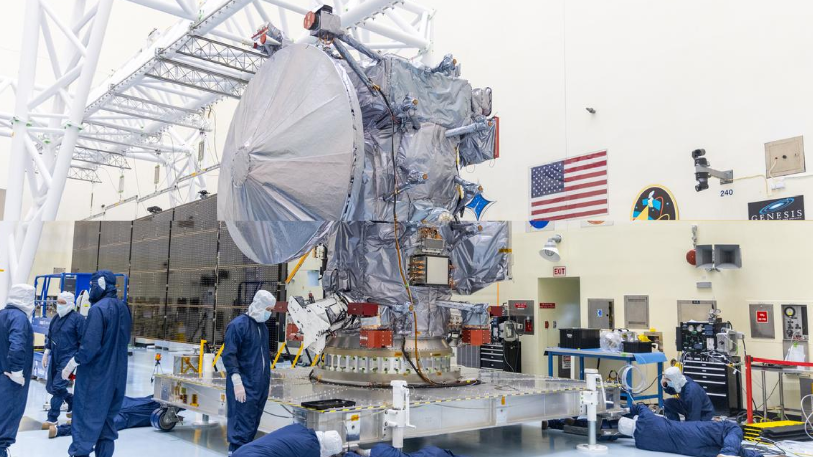 science Des ingénieurs au Centre spatial Kennedy en Floride préparent le Clipper Europa pour son panneau solaire