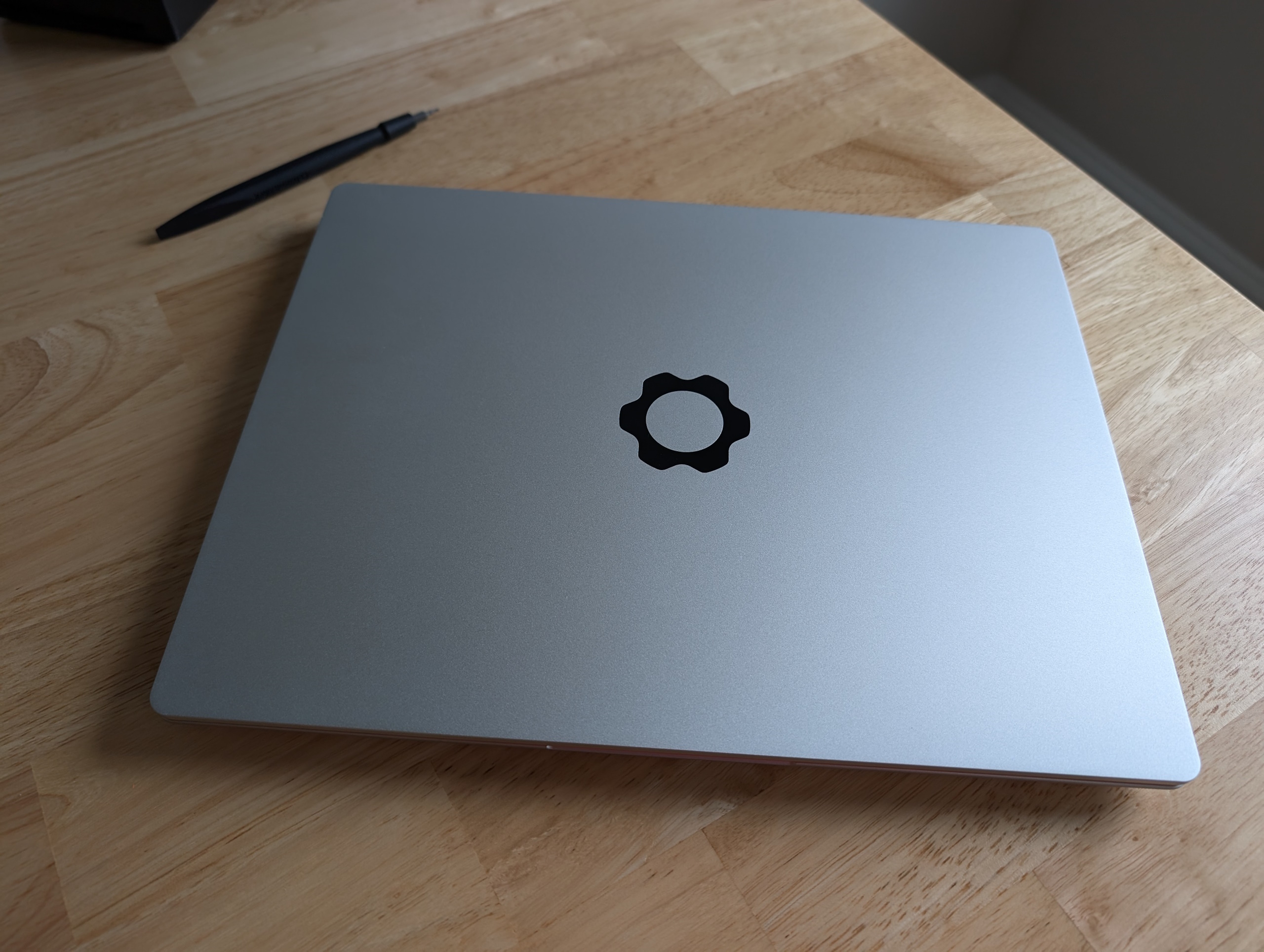 technologie Framework Laptop 13 fermé avec un tournevis