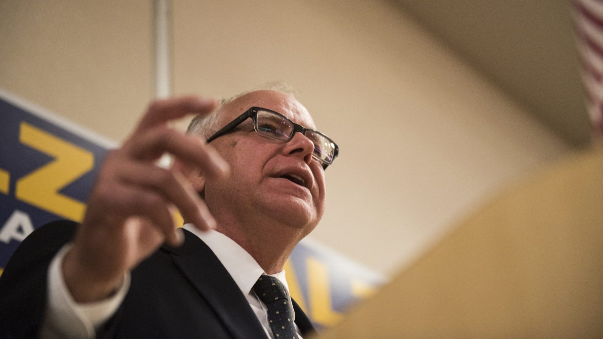 Tim Walz s'exprimant avec passion.