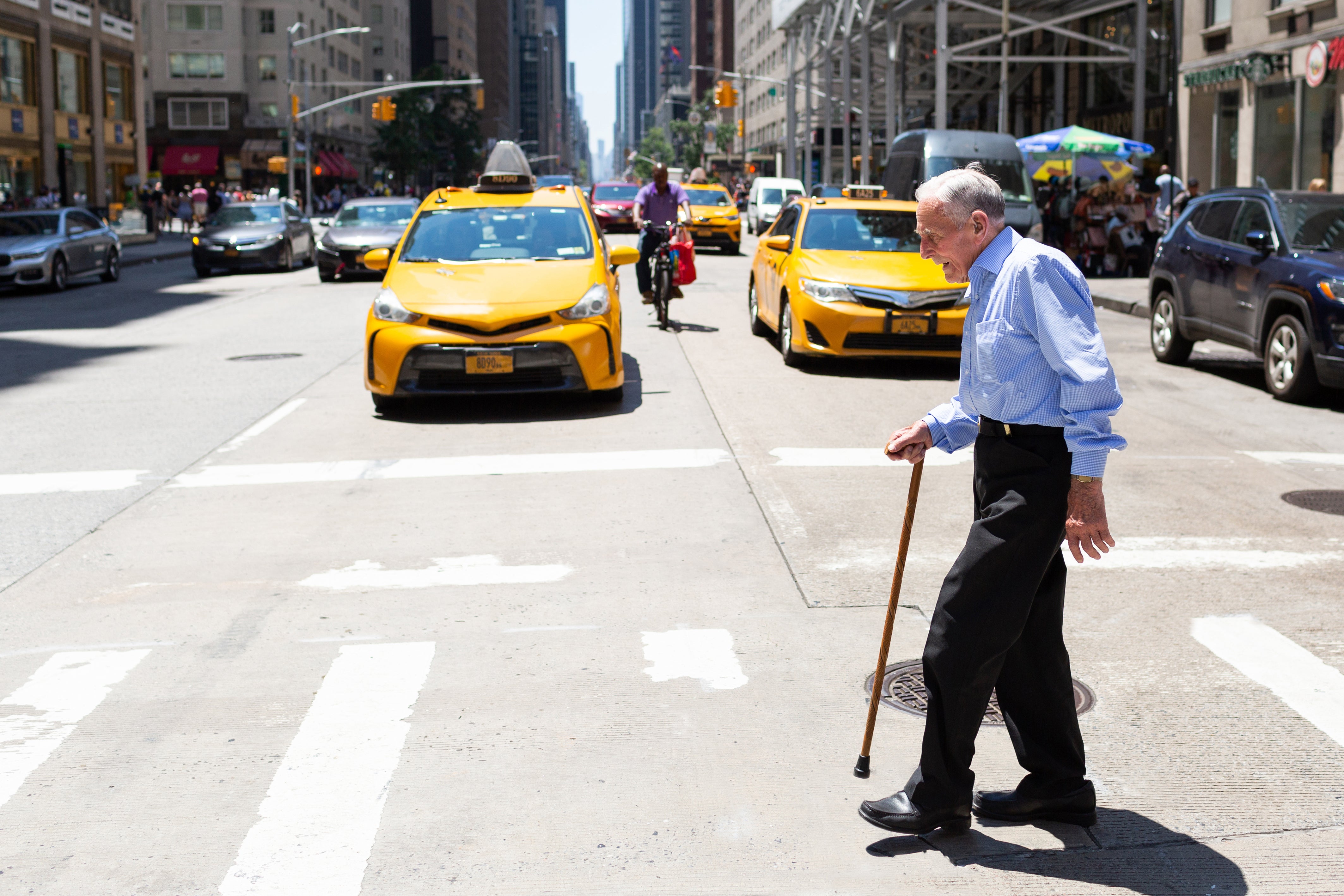 science Un homme âgé traversant la route à New York