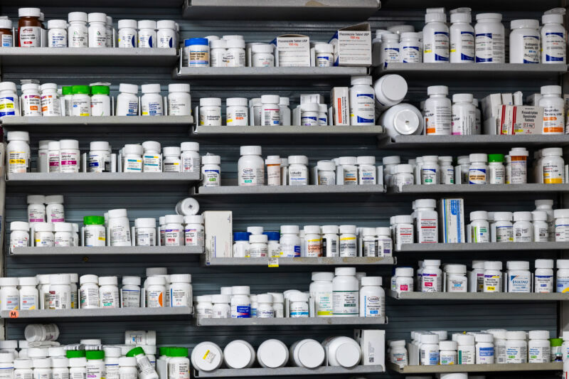 Médicaments prescrits exposés dans une pharmacie à Manhattan le 23 juillet 2024.