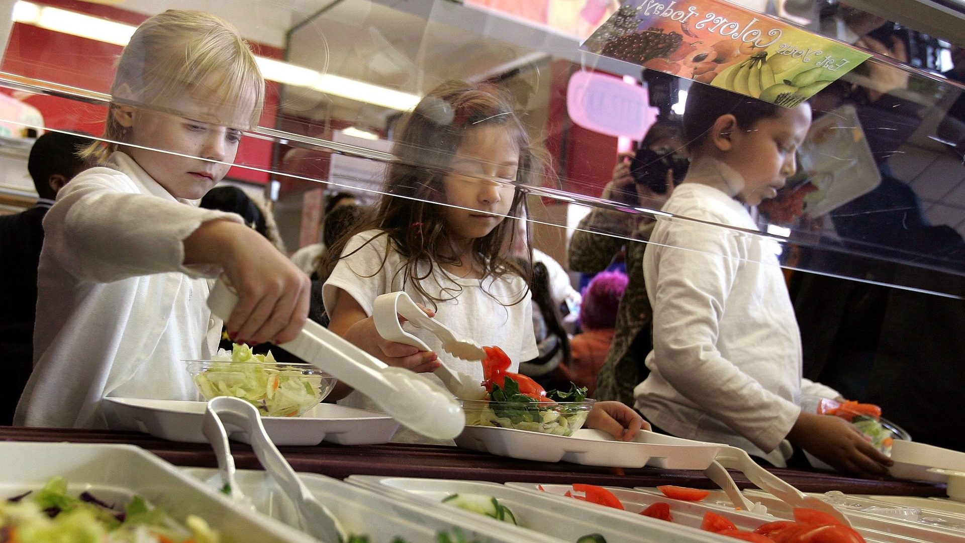 Enfants prenant leur déjeuner.