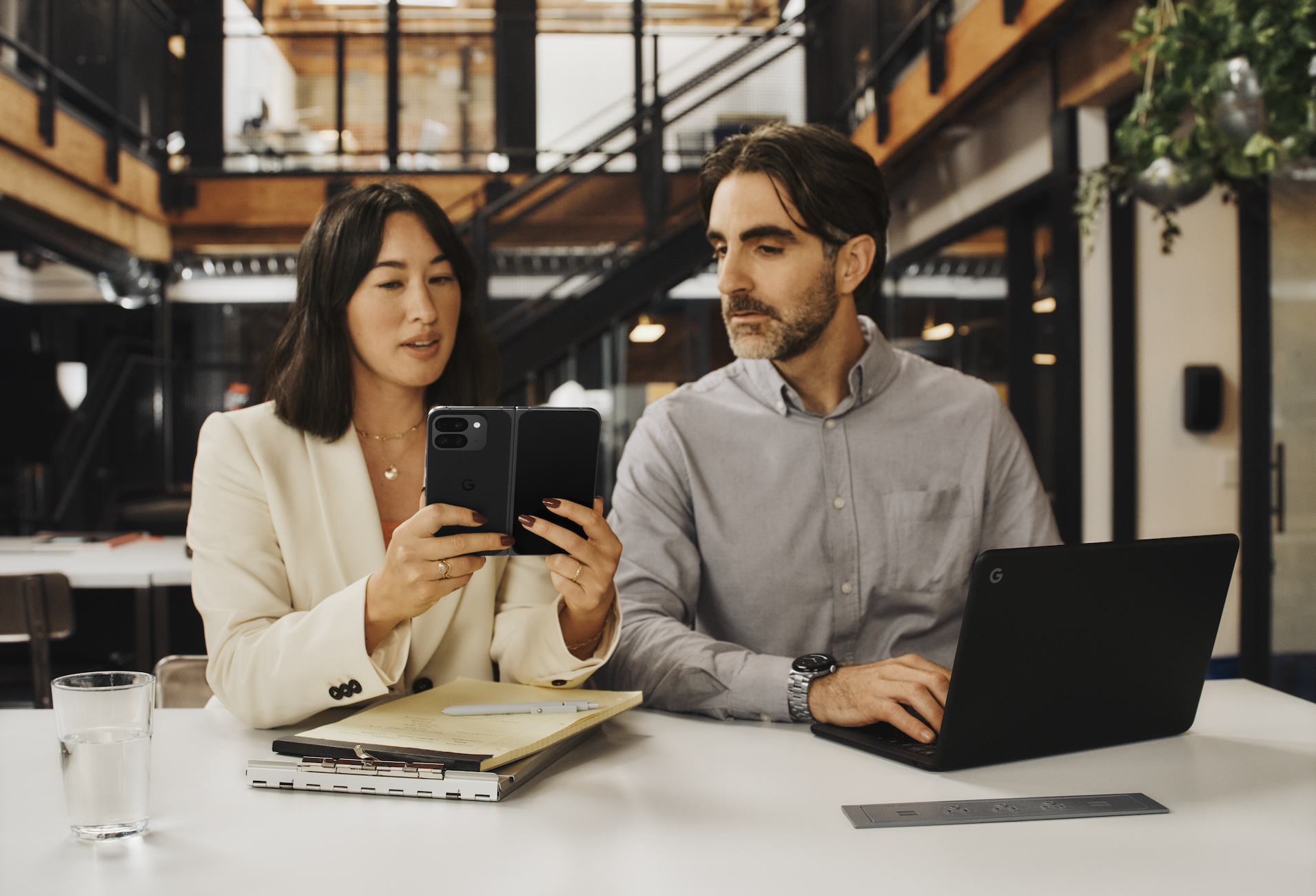 technologie une image de deux personnes utilisant le Google Pixel 9 Pro Fold