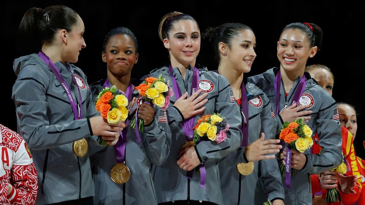 Les gymnastes Jordyn Wieber, Gabrielle Douglas, McKayla Maroney, Alexandra Raisman et Kyla Ross des États-Unis célèbrent aux Jeux Olympiques de Londres 2012