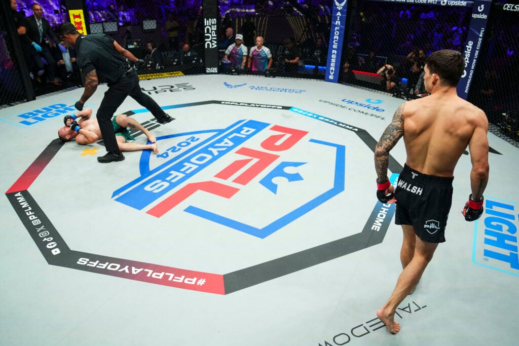 Biaggio Ali Walsh après avoir mis KO son adversaire à la PFL en Floride