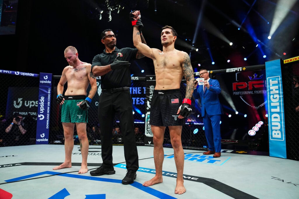 Biaggio Ali Walsh célèbre sa victoire lors de son dernier combat à la PFL